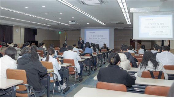 external_image 청렴문화 확산을 위한 반부패,청렴교육을 받는 이미지입니다.